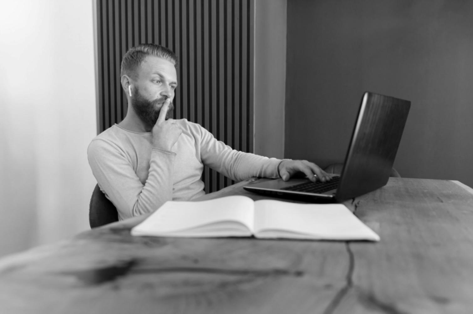 Équipe d'analystes financiers travaillant sur des modèles de valorisation complexes